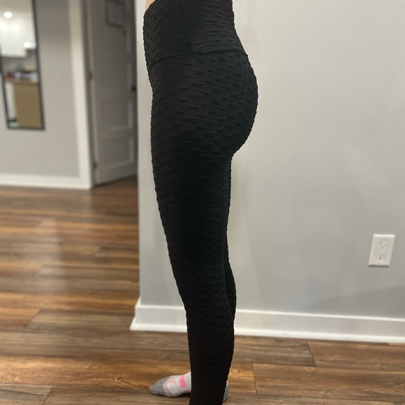 Booty-Lifting Leggings 🍑 - Picture 2 of 4